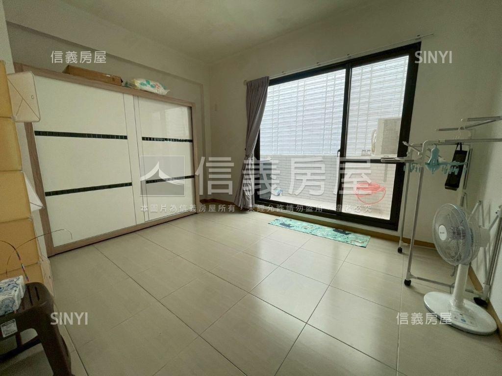 屋齡約１２年質感店墅房屋室內格局與周邊環境