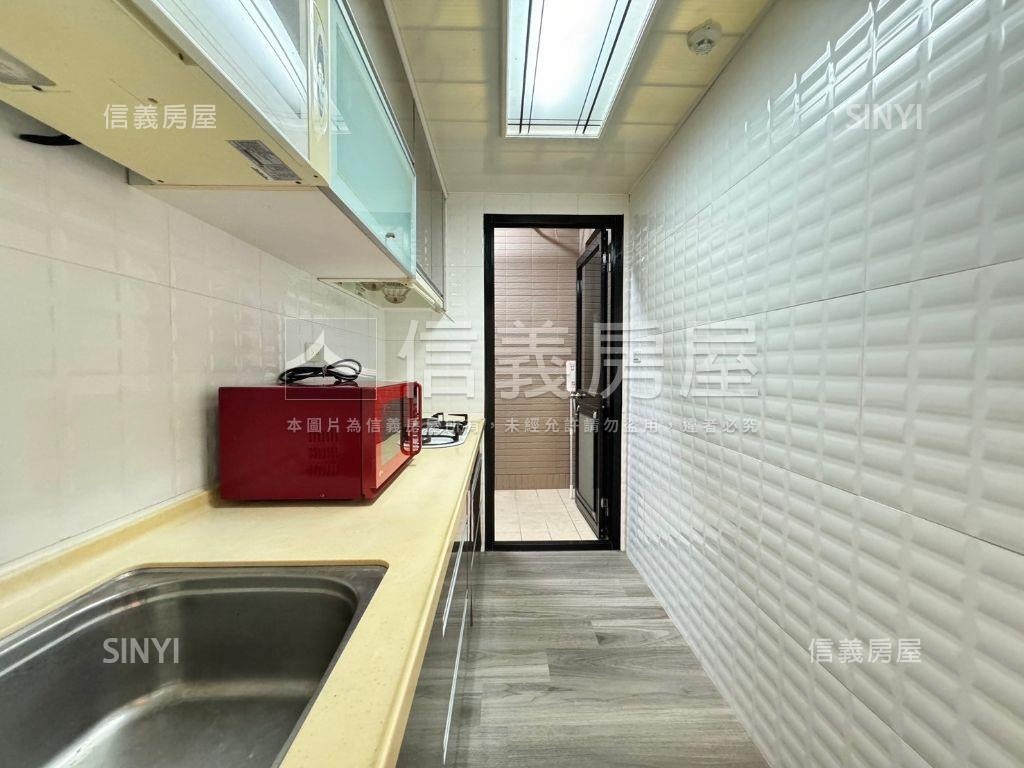 遠百商圈俠隱外棟兩房房屋室內格局與周邊環境