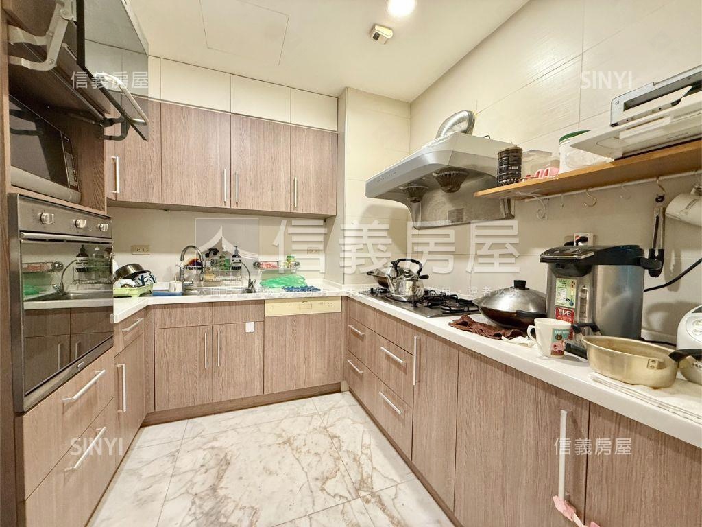 高鐵區｜朝西南｜臨路透天房屋室內格局與周邊環境