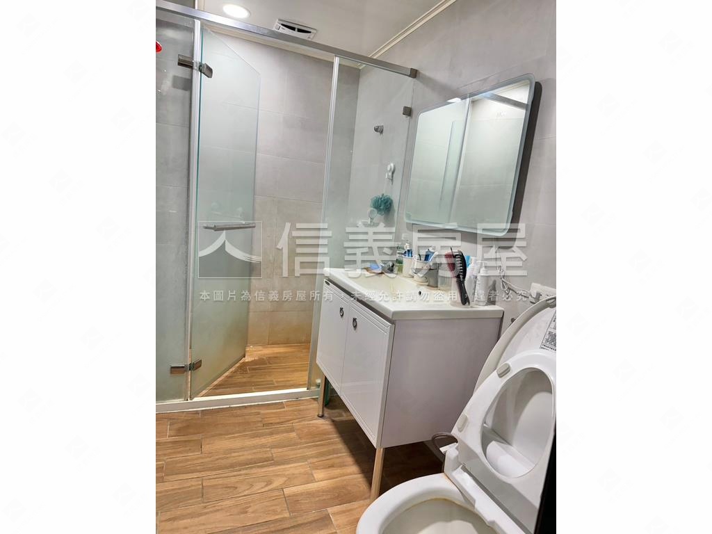 正重慶路熱鬧很漂亮透店房屋室內格局與周邊環境