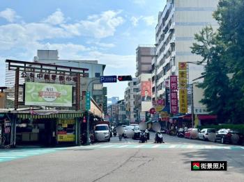 正重慶路熱鬧很漂亮透店