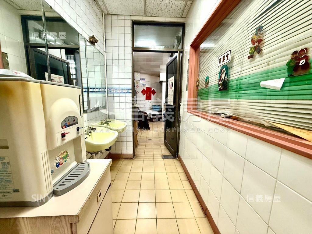 三角窗大空間一樓加地下室房屋室內格局與周邊環境