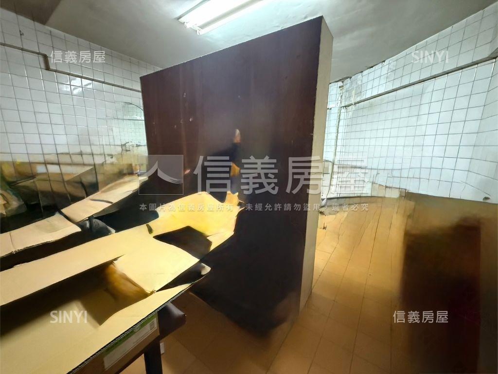 三角窗大空間一樓加地下室房屋室內格局與周邊環境