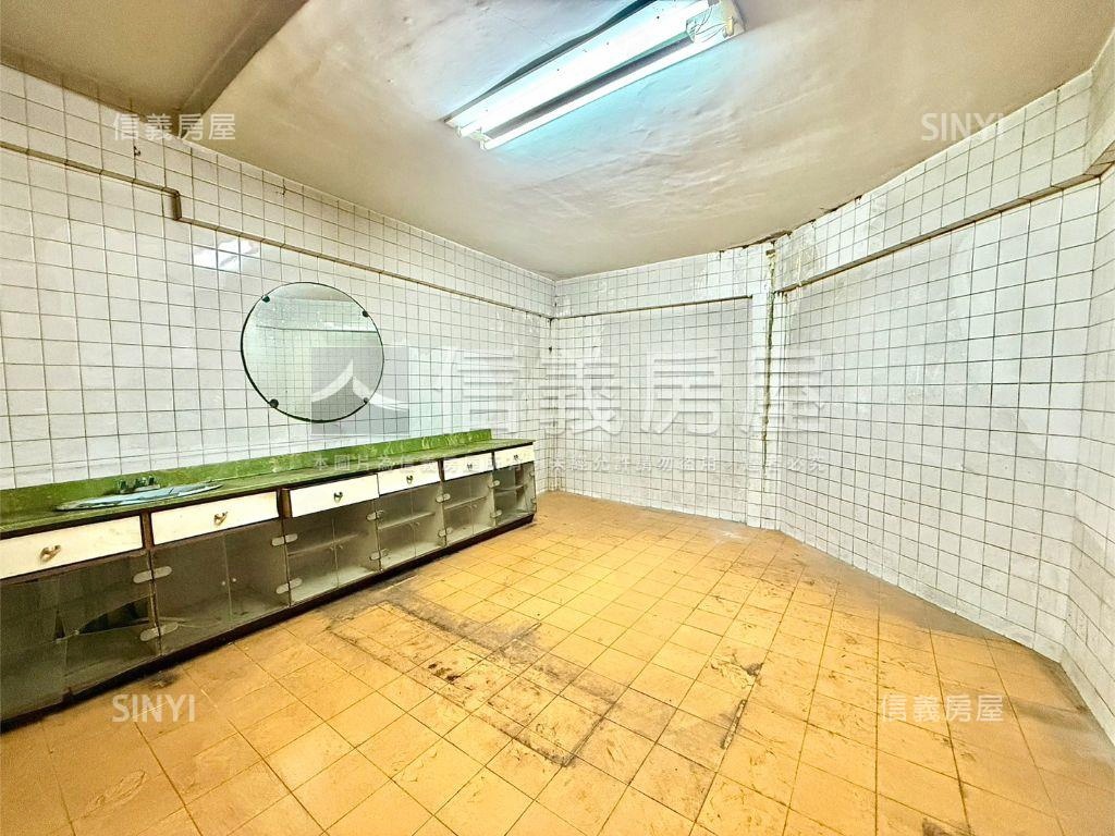 三角窗大空間一樓加地下室房屋室內格局與周邊環境