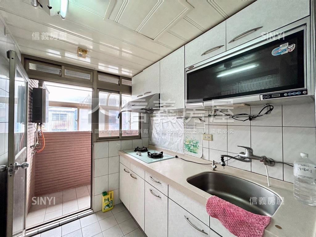 專任水晶湖畔三房車位房屋室內格局與周邊環境
