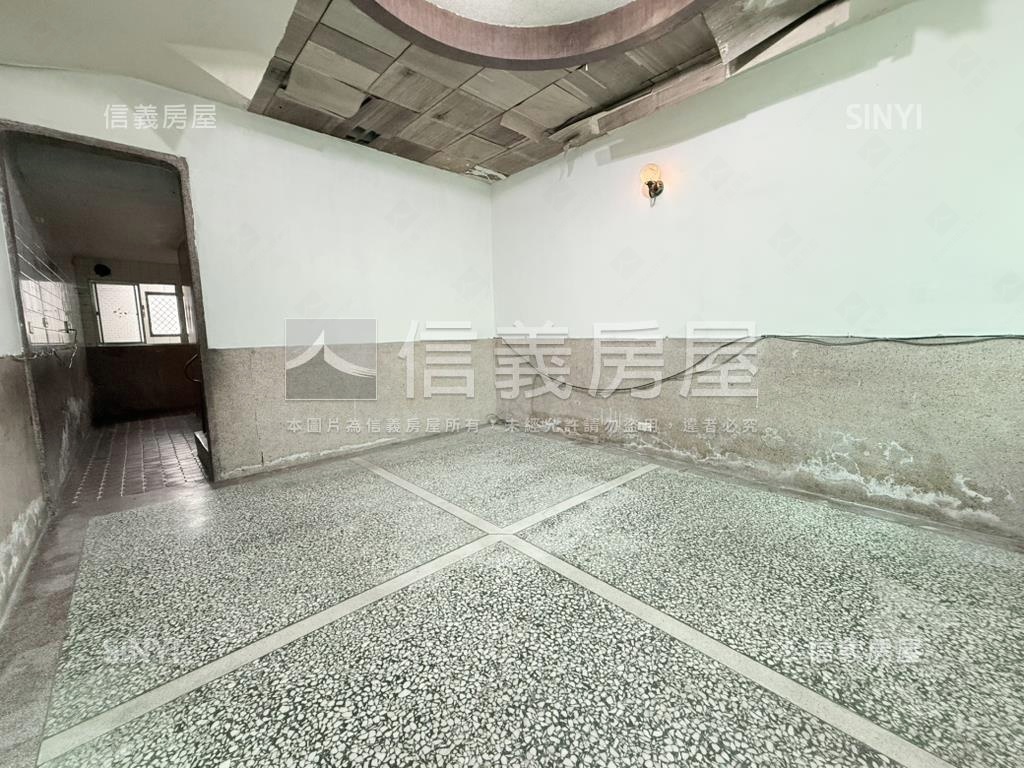 五甲活巷車庫透天房屋室內格局與周邊環境