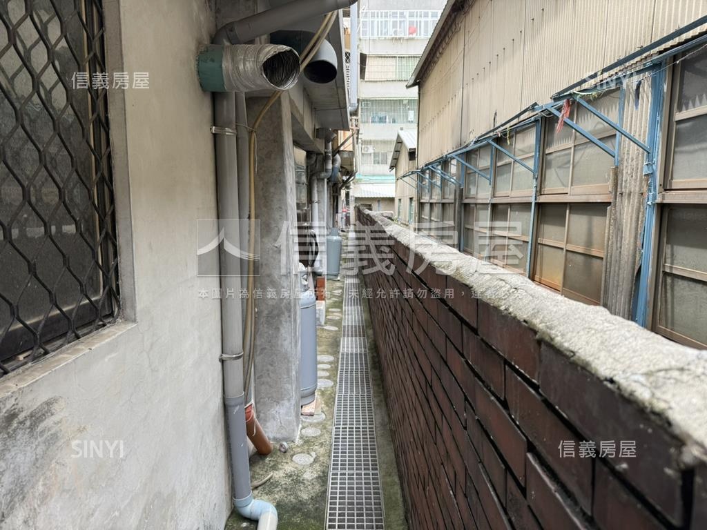 五甲活巷車庫透天房屋室內格局與周邊環境