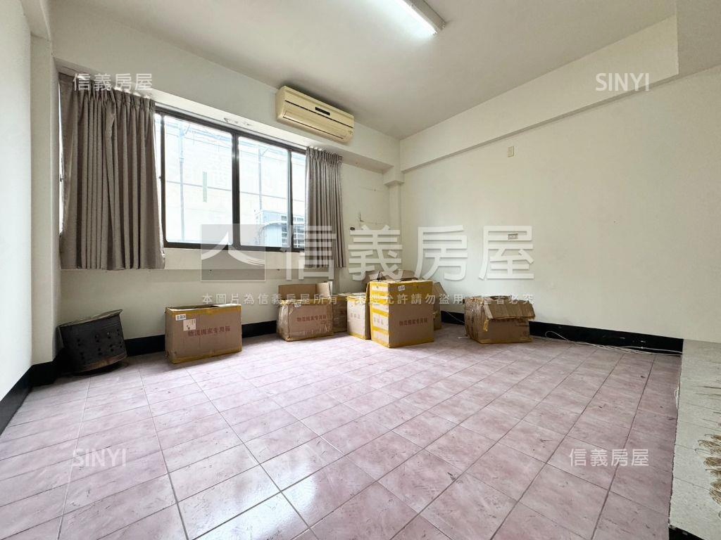 崇明路立體停車場旁店面房屋室內格局與周邊環境