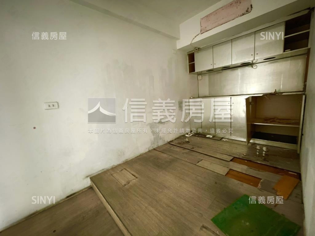 近捷運大面寬角間金店面房屋室內格局與周邊環境