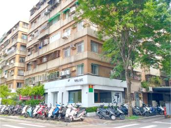 近捷運大面寬角間金店面