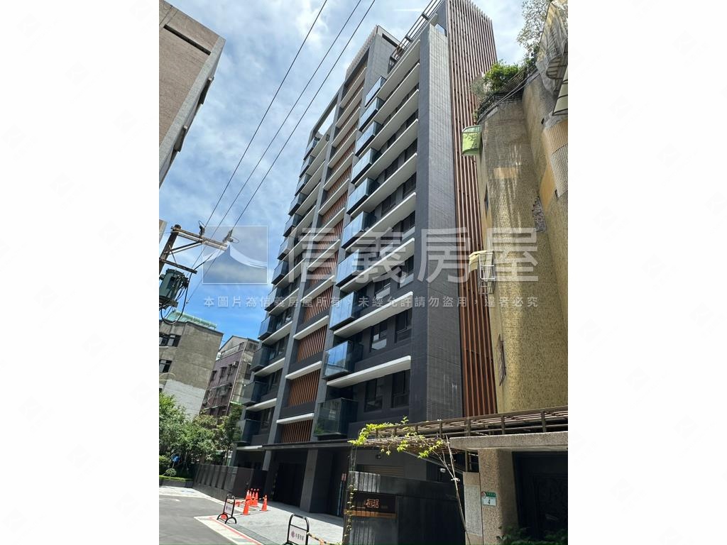 天東全新電梯大三房車位房屋室內格局與周邊環境