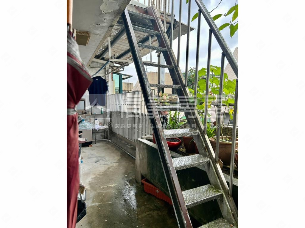 ＣＰ值高電梯頂樓大戶車位房屋室內格局與周邊環境