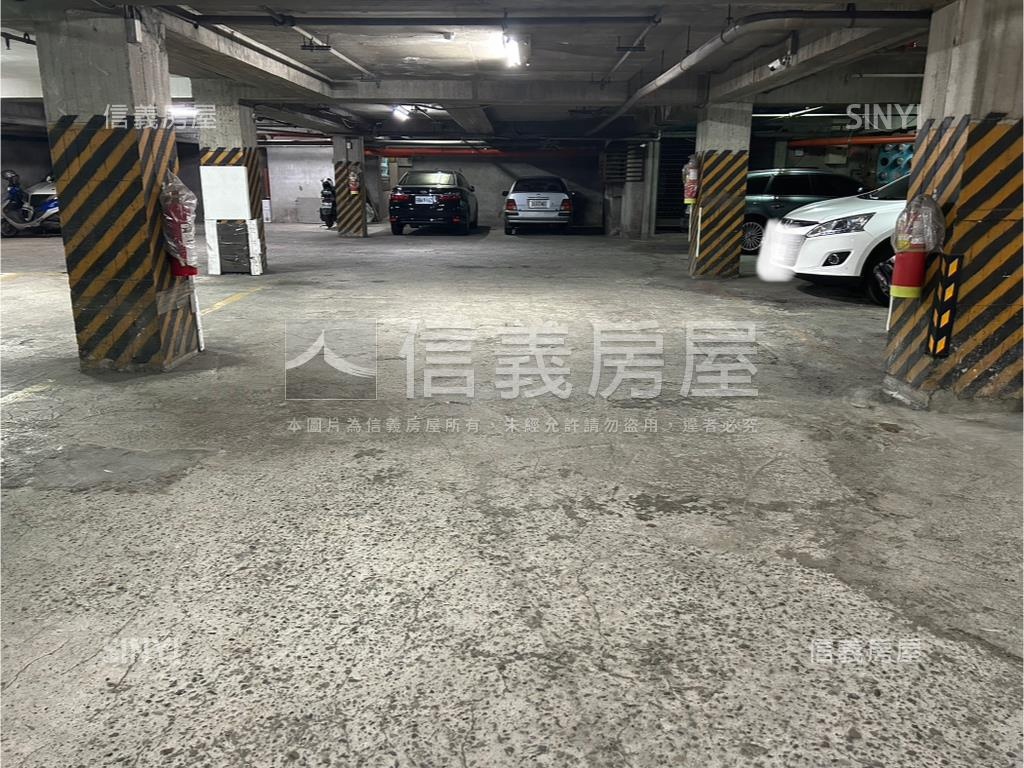 ＣＰ值高電梯頂樓大戶車位房屋室內格局與周邊環境