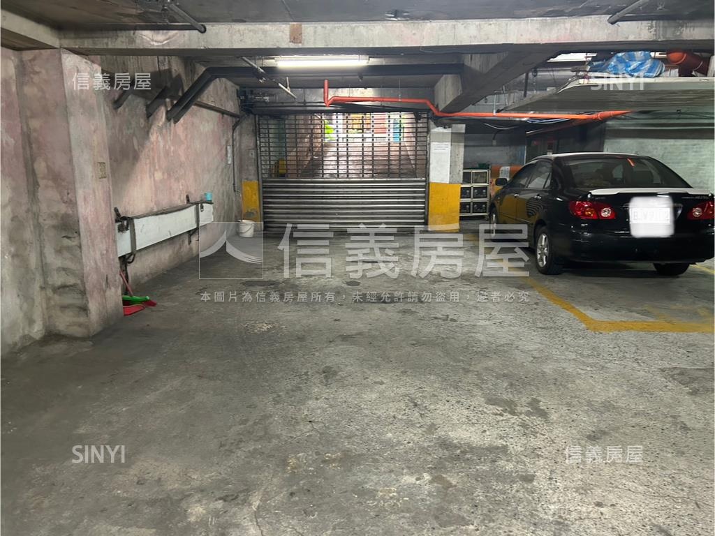 ＣＰ值高電梯頂樓大戶車位房屋室內格局與周邊環境