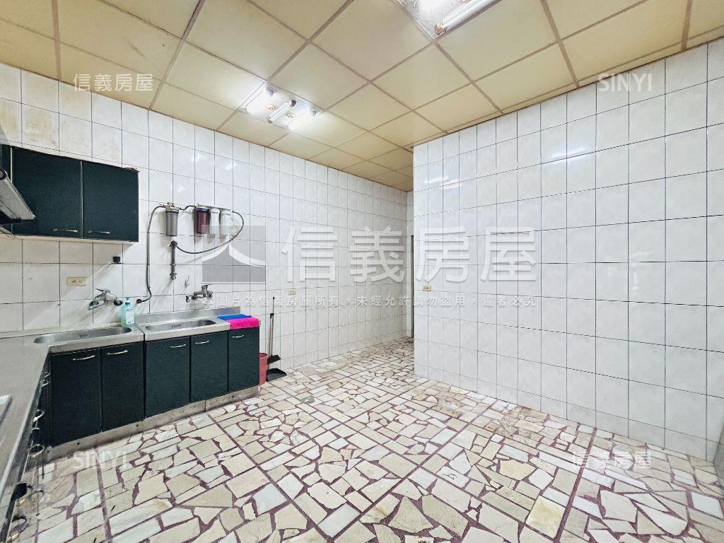 近市場中正三街透天金店面房屋室內格局與周邊環境