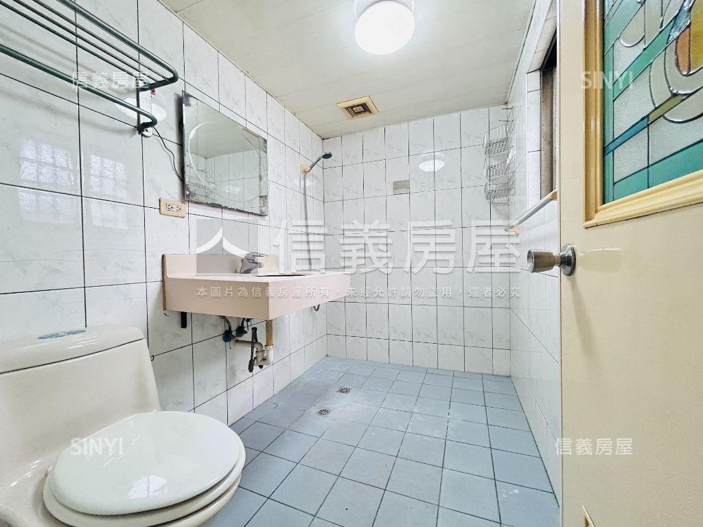 近市場中正三街透天金店面房屋室內格局與周邊環境