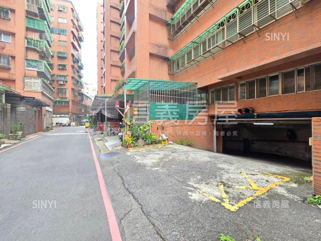 忠孝路華夏三房平面車位房屋室內格局與周邊環境