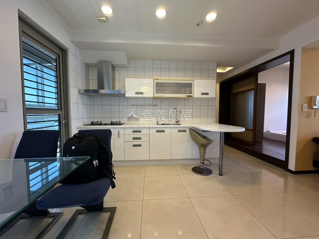 巨蛋四房雙平車房屋室內格局與周邊環境