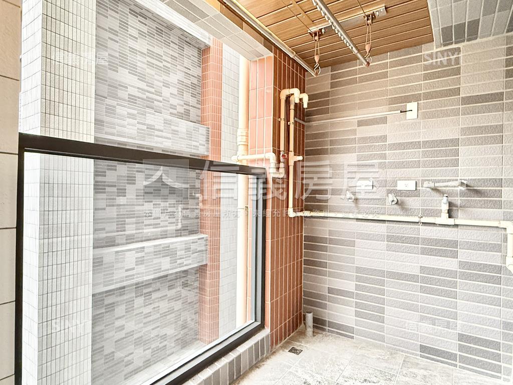 新成屋鵬躍序三房車位房屋室內格局與周邊環境