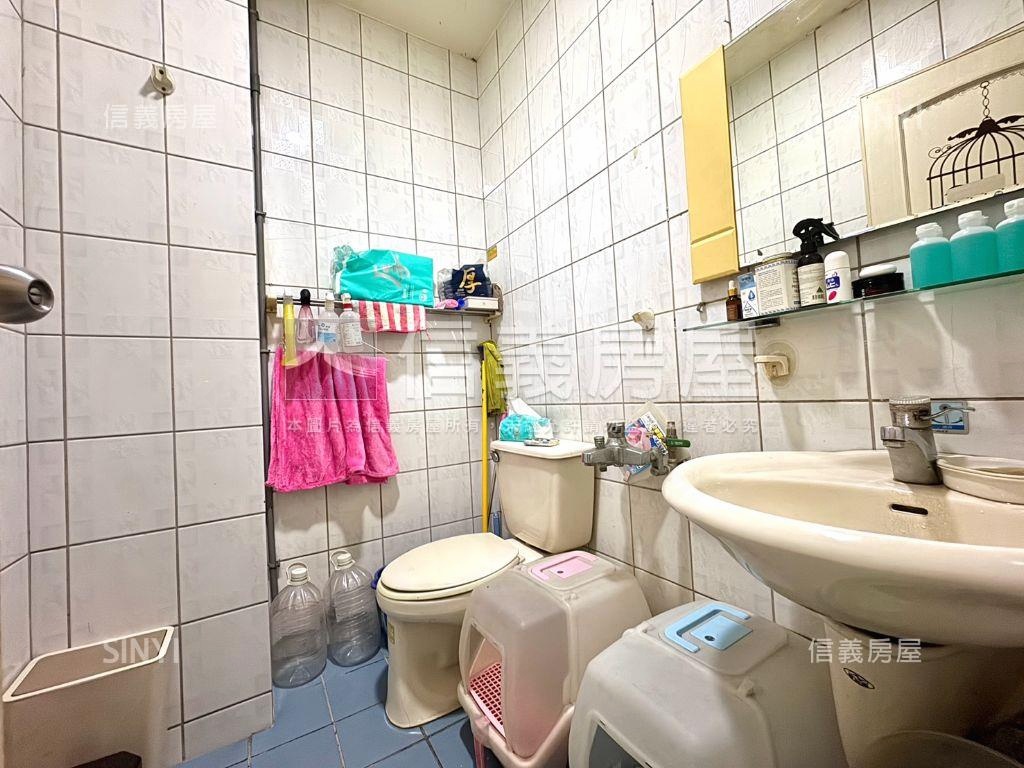 近中國醫大面寬角間店面房屋室內格局與周邊環境