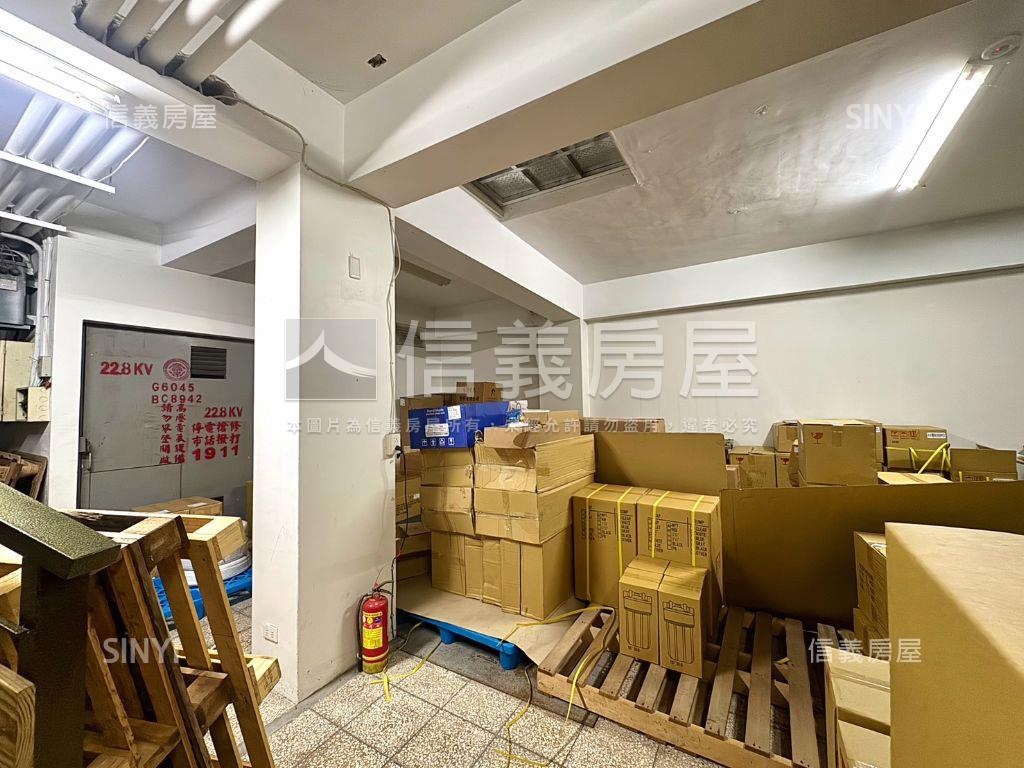 近中國醫大面寬角間店面房屋室內格局與周邊環境