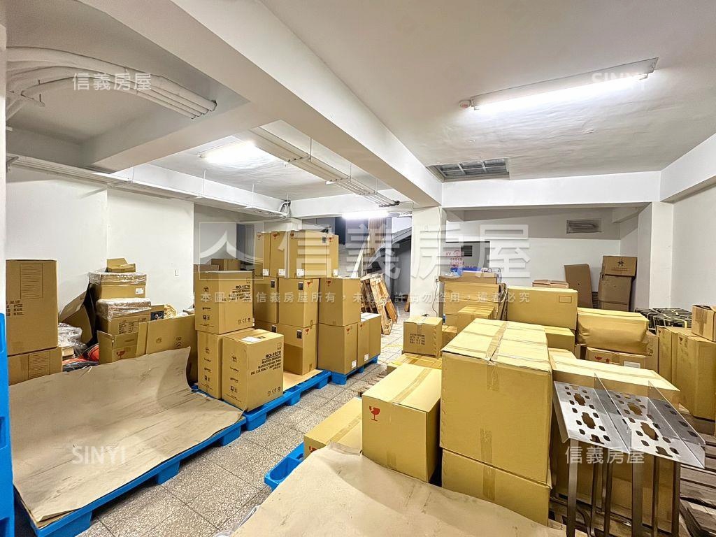 近中國醫大面寬角間店面房屋室內格局與周邊環境