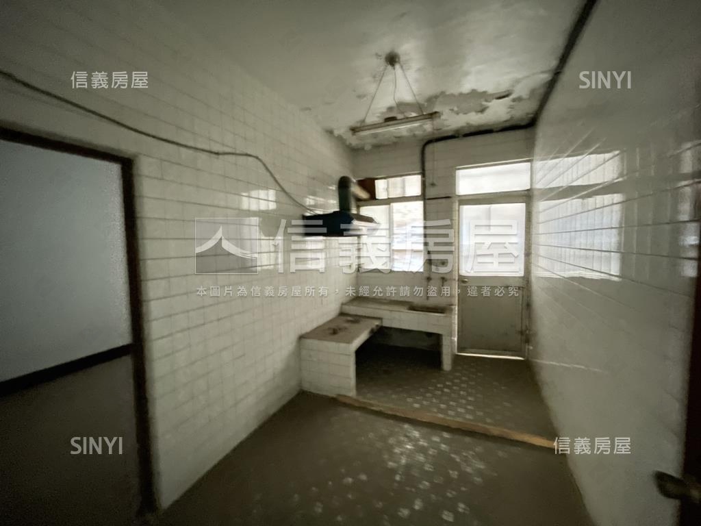 大遠百旁２樓公寓房屋室內格局與周邊環境