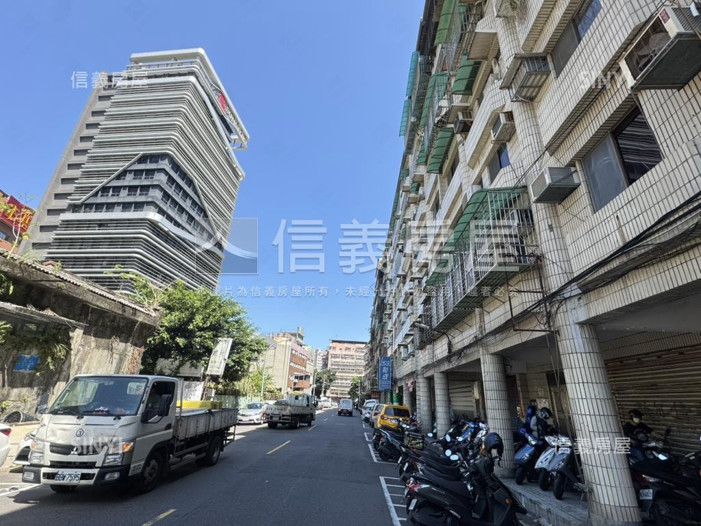 邊間，三面採光華廈房屋室內格局與周邊環境