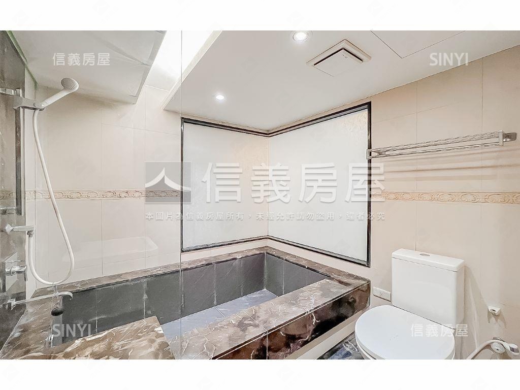 先看這間世界之心一房平車房屋室內格局與周邊環境