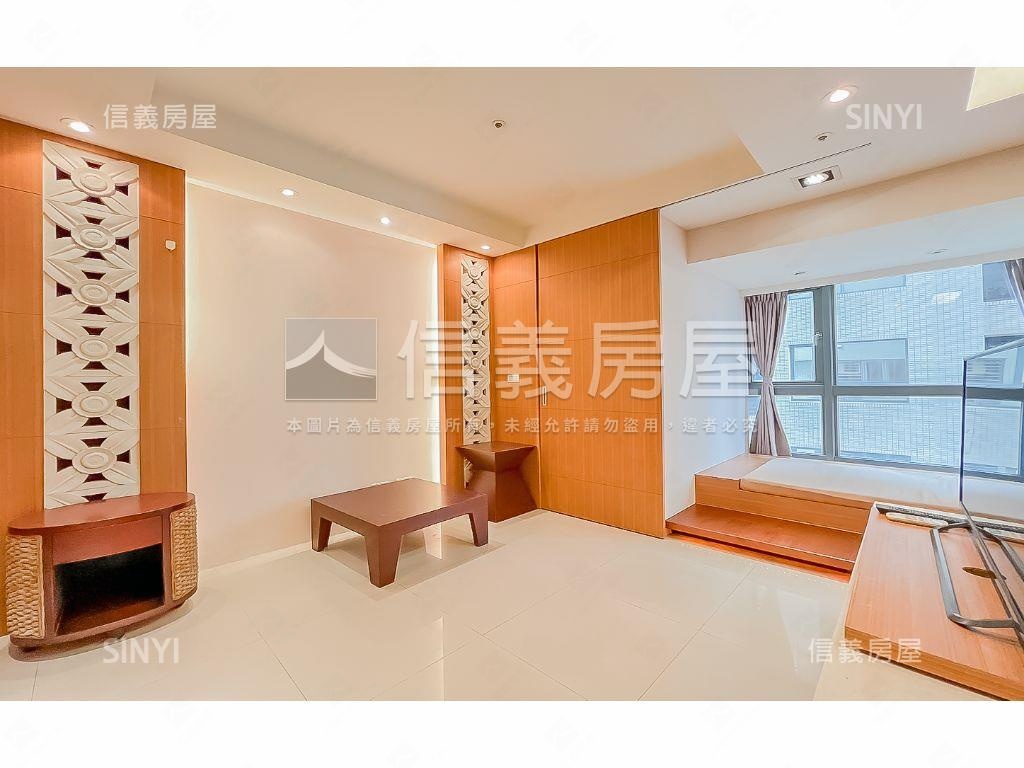 先看這間世界之心一房平車房屋室內格局與周邊環境
