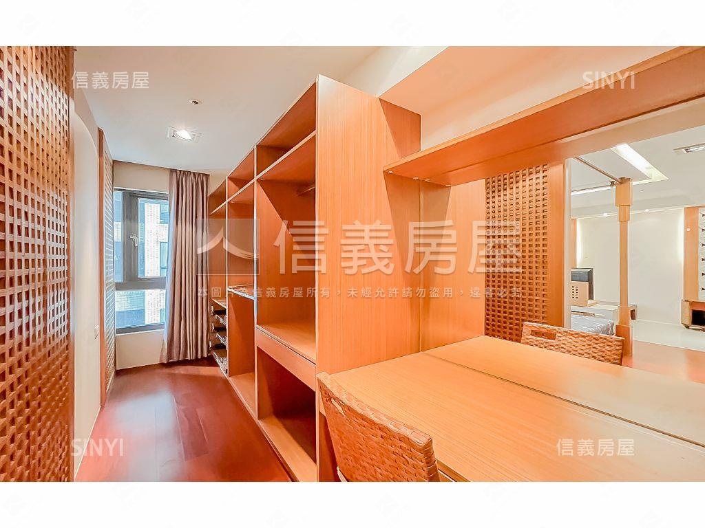 先看這間世界之心一房平車房屋室內格局與周邊環境