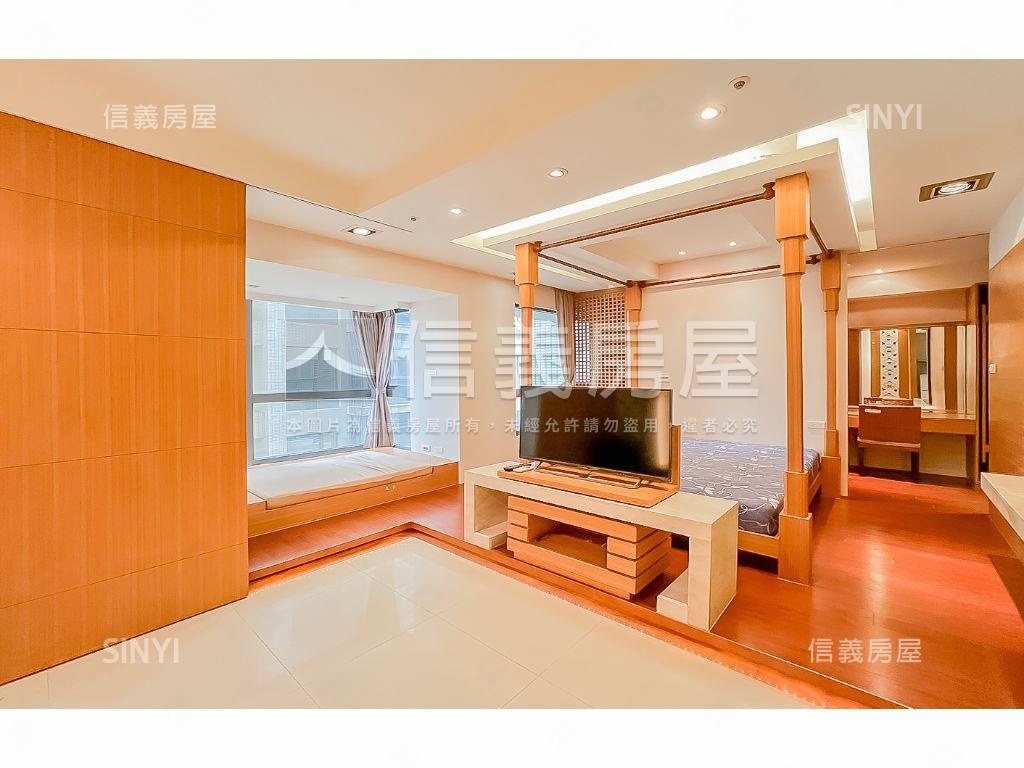 先看這間世界之心一房平車房屋室內格局與周邊環境