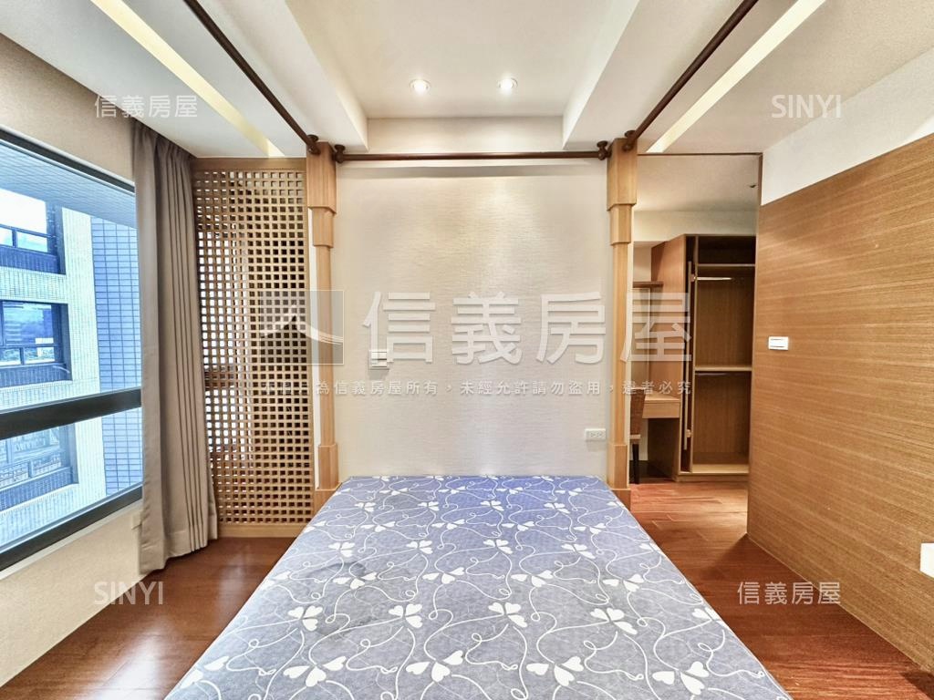先看這間世界之心一房平車房屋室內格局與周邊環境