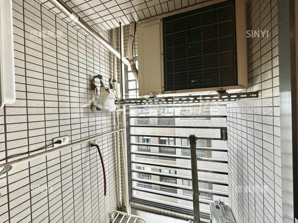 先看這間世界之心一房平車房屋室內格局與周邊環境