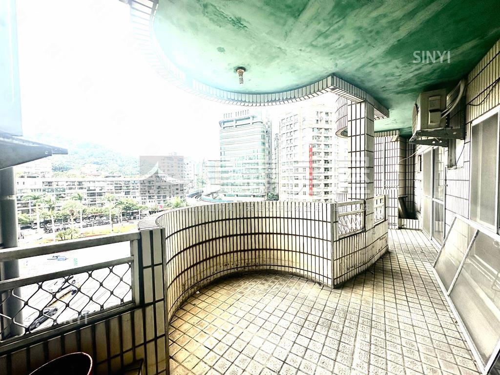 高樓景觀捷運四房房屋室內格局與周邊環境