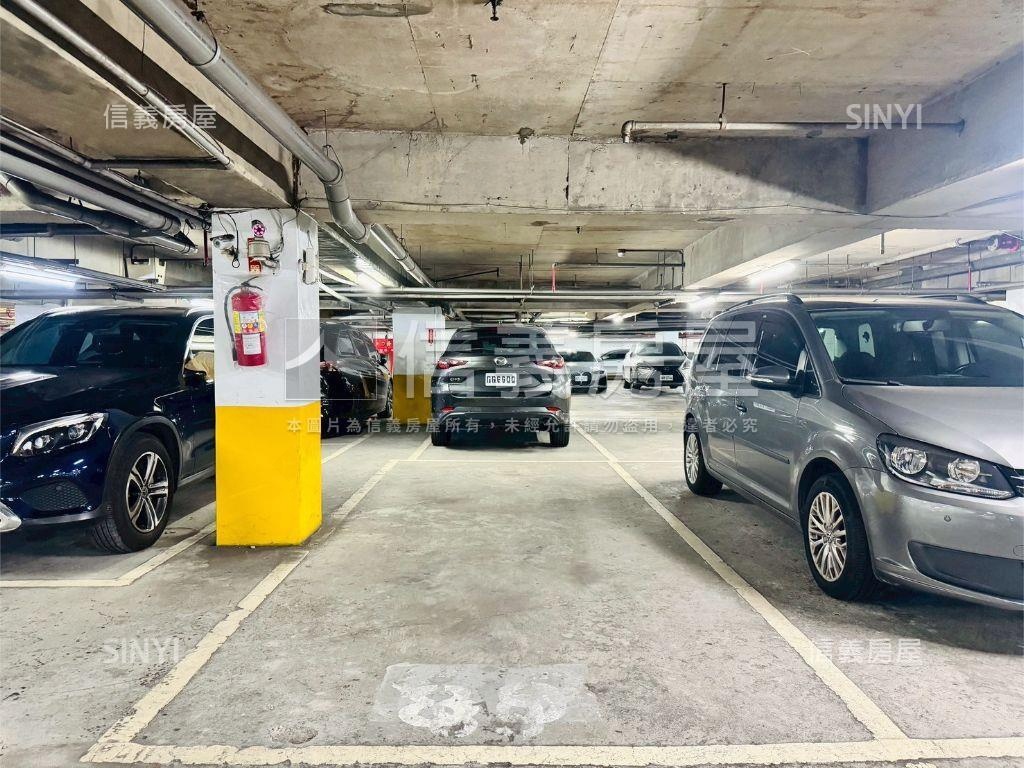民生圓環邊間三房附車位房屋室內格局與周邊環境