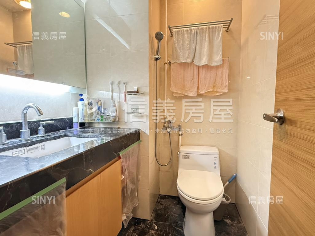 藏富稀有低總金店面房屋室內格局與周邊環境