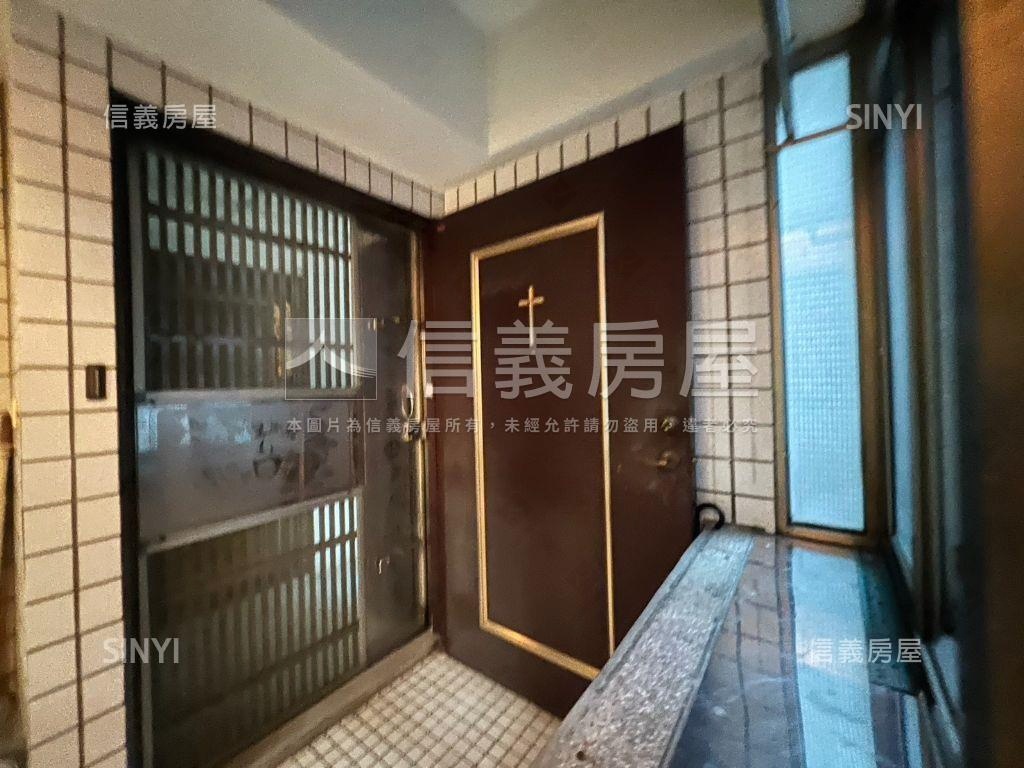 市政府旁電梯兩房兩衛車位房屋室內格局與周邊環境