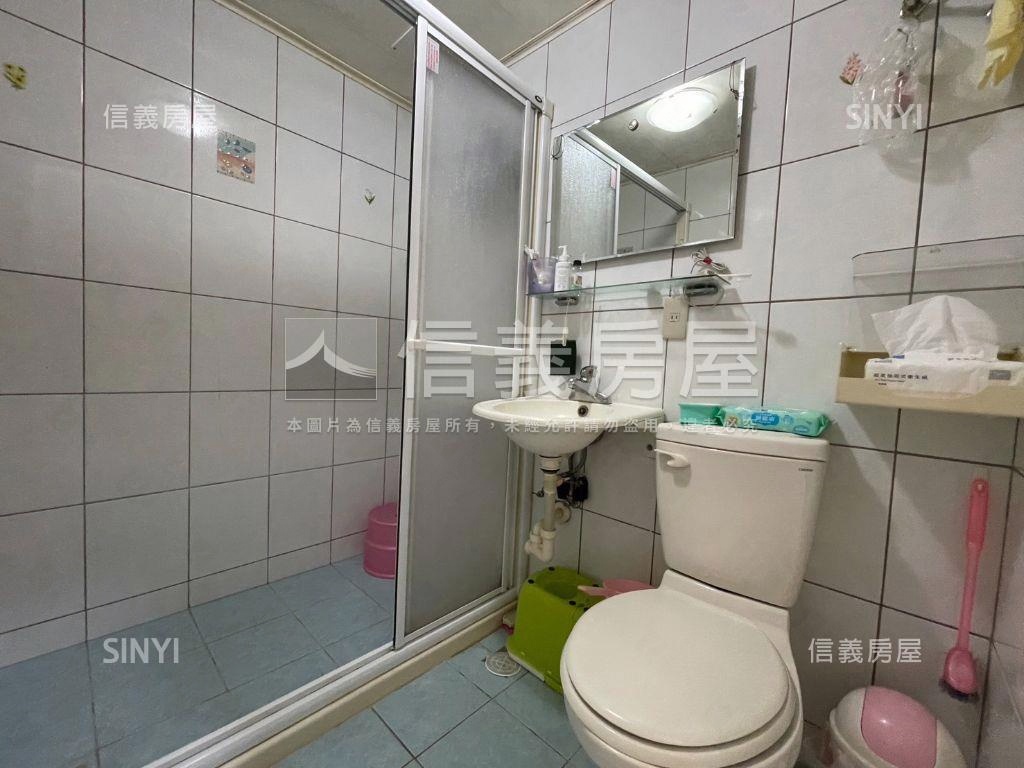 市政府旁電梯兩房兩衛車位房屋室內格局與周邊環境