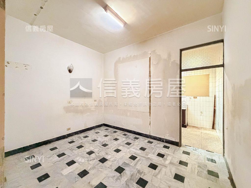 台南臨路２＋１房一室透天房屋室內格局與周邊環境