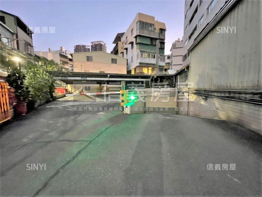 近美術館角窗醒目店霸房屋室內格局與周邊環境