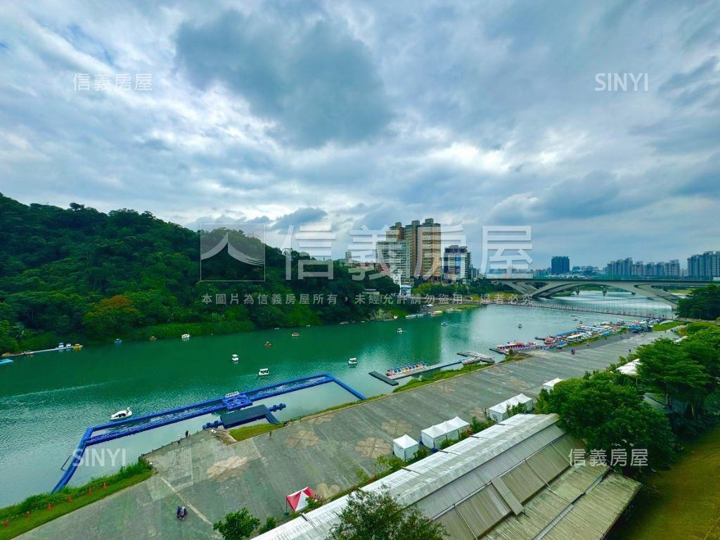 近捷運正面碧潭水景四房房屋室內格局與周邊環境