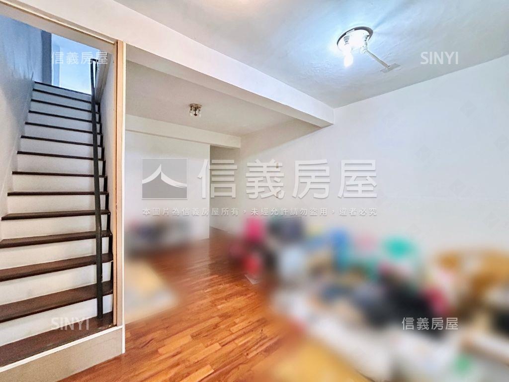 近ＬａＬａｐｏｒｔ大透天房屋室內格局與周邊環境