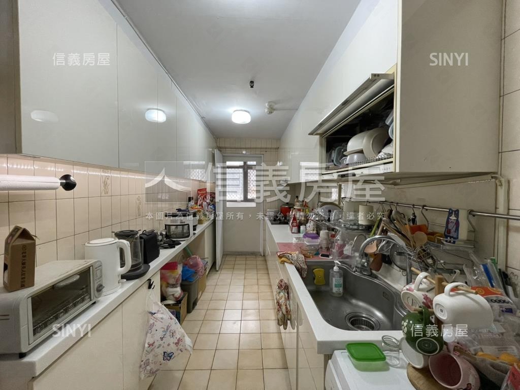 初二後可看三房有頂加車位房屋室內格局與周邊環境