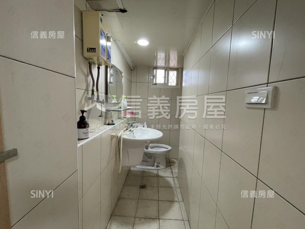 初二後可看三房有頂加車位房屋室內格局與周邊環境