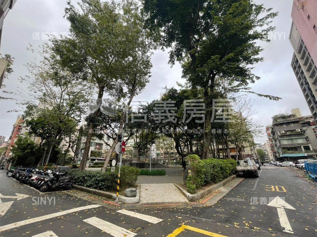 初二後可看三房有頂加車位房屋室內格局與周邊環境