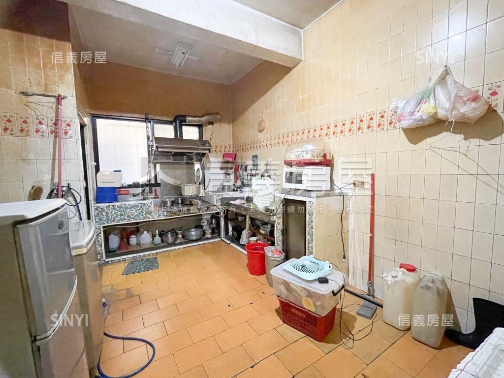 鳳山正路稀有透天店面房屋室內格局與周邊環境