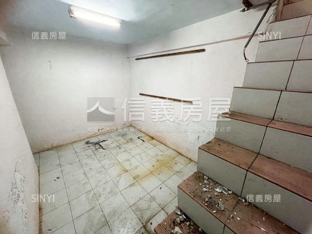鳳山正路稀有透天店面房屋室內格局與周邊環境