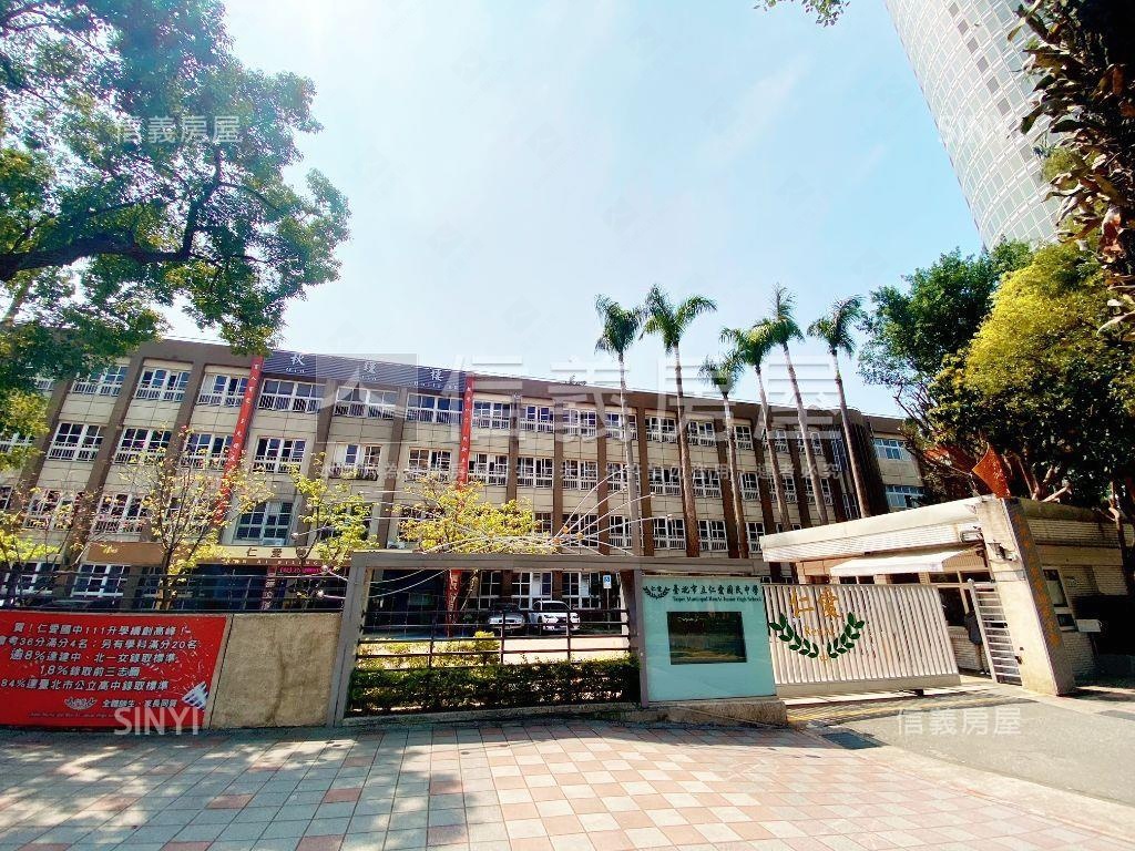 三面採光稀有華廈房屋室內格局與周邊環境
