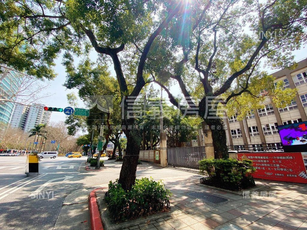 三面採光稀有華廈房屋室內格局與周邊環境